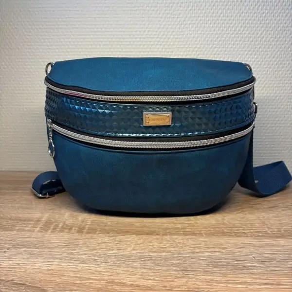 Sac banane cuir synthétique bleu canard touché velours