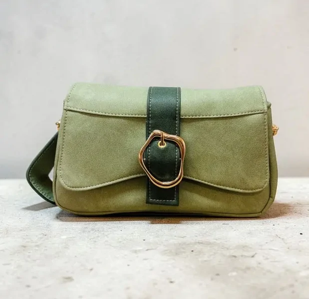Sac à main vert en cuir synthétique- Fabrication artisanale
