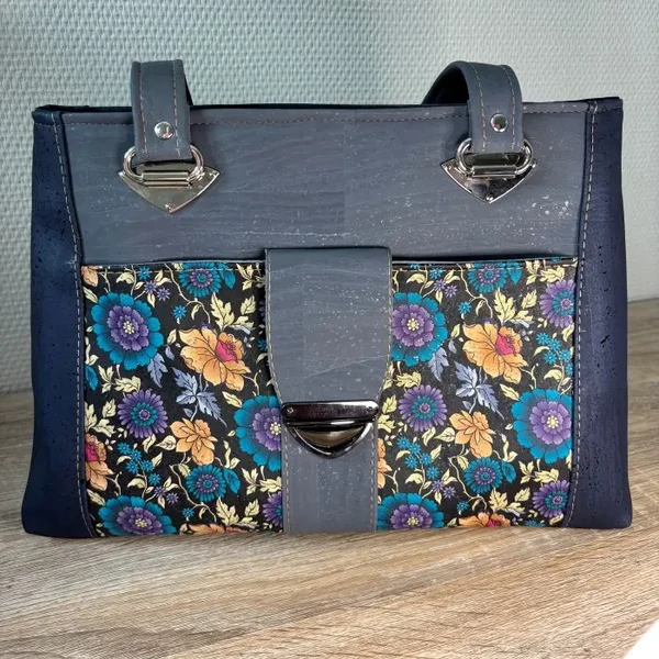 Sac de créateur KEYLA en liège végétalien bleu et motifs fleuris- Fabrication artisanale française