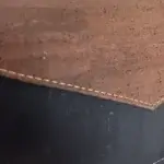 sac femme en liège noir profond et liège marron. Zoom sur le grain du liège.