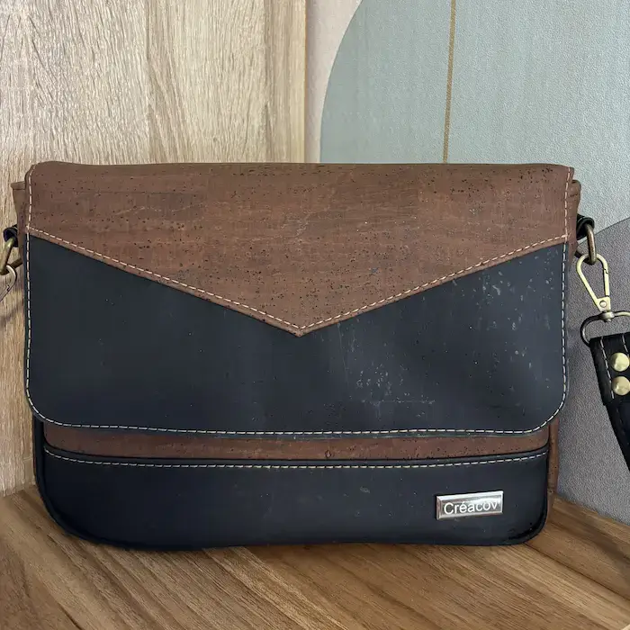 sac femme en liège noir profond et liège marron. Vue de face.