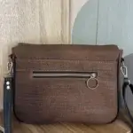 sac femme en liège noir profond et liège marron. Vue arrière sur poche zippée