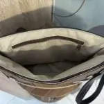 sac femme en liège noir profond et liège marron. Intérieur du sac avec poche zippée.