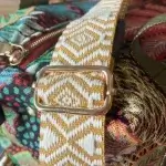 Bagage à main en simili cuir et Jacquart imprimé jungle et toucan. Détail de la sangle