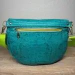 Sac banane vert effet crocodile avec double zip doré. Compact, élégant et pratique, il s’adapte à tous vos styles grâce à sa bandoulière ajustable. Vue arrière.