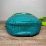 sac banane vert effet crocodile avec double fermeture zip doré vue dessous.