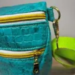 sac banane vert effet crocodile avec double fermeture zip doré