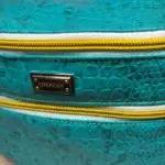 sac banane vert effet crocodile avec double fermeture zip doré vue détail du cuir.