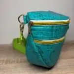 sac banane vert effet crocodile avec double fermeture zip doré. Vue profil.