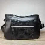 Sac à main de fabrication artisanale en cuir écologique noir et empiècement effet python. Poche zippée arrière.