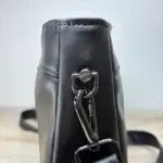 Sac à main de fabrication artisanale en cuir écologique noir et empiècement effet python. Attaches bandoulière.