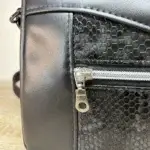 Sac à main de fabrication artisanale en cuir écologique noir et empiècement effet python. Détails cuir écologique.
