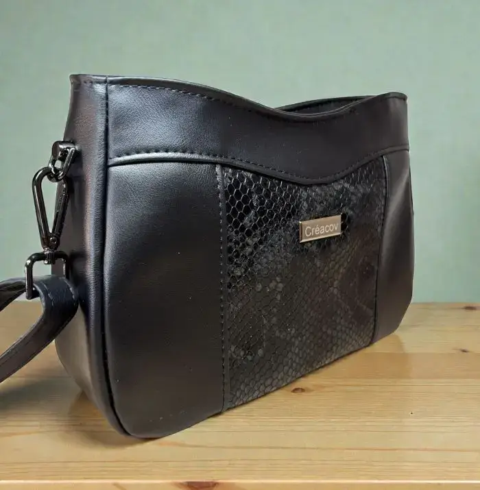 Sac à main de fabrication artisanale en cuir écologique noir et empiècement effet python.