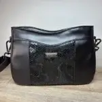 Sac à main de fabrication artisanale en cuir écologique noir et empiècement effet python. Devant