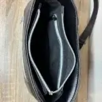 Sac à main de fabrication artisanale en cuir écologique noir et empiècement effet python. Intérieur du sac, poche zippée intérieure.