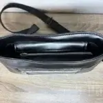 Sac à main de fabrication artisanale en cuir écologique noir et empiècement effet python. Vue dessus zip fermeture.