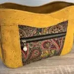 sac à main en liège végétalien jaune et motifs cachemire. Face arrière , poche zippée