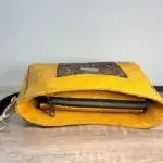 sac à main en liège végétalien jaune et motifs cachemire. Dessus du sac, fermeture zippée