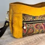 sac à main en liège végétalien jaune et motifs cachemire. Vue rapprochée sur les détails.
