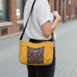 sac à main en liège végétalien jaune et motifs cachemire. vue portée mannequin IA