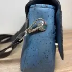 Sac à main femme en liège végétalien. Couleur bleu et empiècement noir motif reptile. Format pochette compacte. Porté bandoulière. Attaches de sangles.