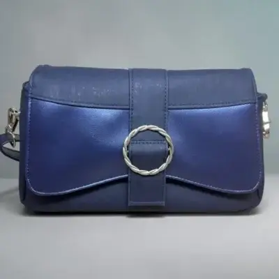 Sac à main femme en liège végétalien. Couleur bleu marine et empiècement noir piqué brillant. Format pochette compacte. Porté bandoulière.