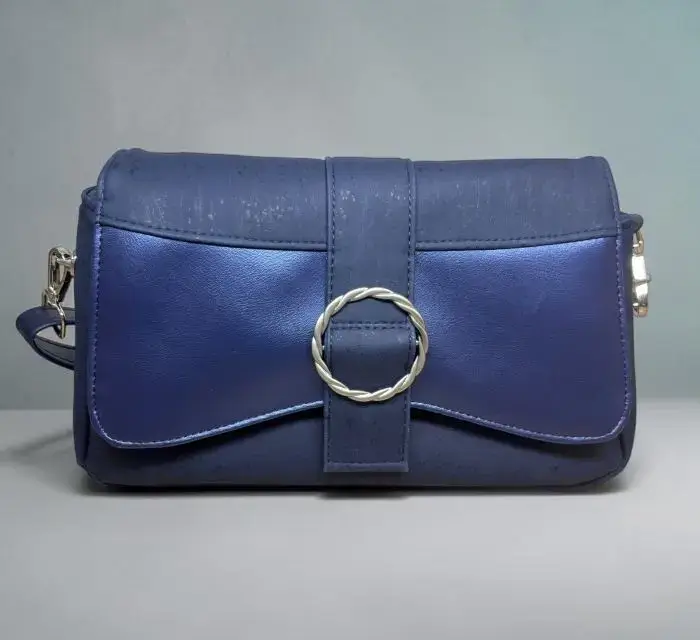 Sac à main femme en liège végétalien. Couleur bleu marine et empiècement noir piqué brillant. Format pochette compacte. Porté bandoulière.