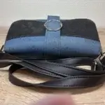 Sac à main femme en liège végétalien. Couleur bleu et empiècement noir motif reptile. Format pochette compacte. Porté bandoulière. Dessus du sac.