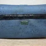 Sac à main femme en liège végétalien. Couleur bleu et empiècement noir motif reptile. Format pochette compacte. Porté bandoulière. Arrière du sac.