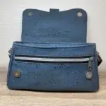 Sac à main femme en liège végétalien. Couleur bleu et empiècement noir motif reptile. Format pochette compacte. Porté bandoulière. Sac ouvert sur poche zippée.