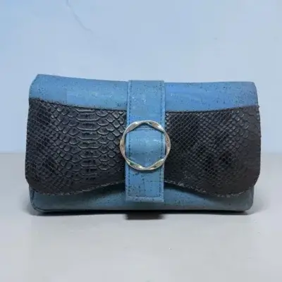 Sac à main femme en liège végétalien. Couleur bleu et empiècement noir motif reptile. Format pochette compacte. Porté bandoulière.