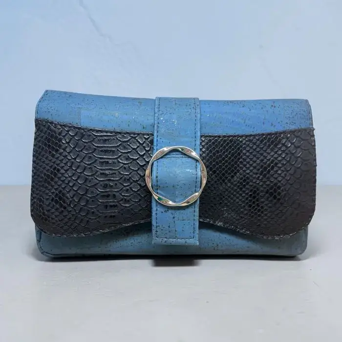 Sac à main femme en liège végétalien. Couleur bleu et empiècement noir motif reptile. Format pochette compacte. Porté bandoulière.