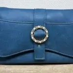 Sac à main femme en cuir écologique. Couleur bleu canard. Format pochette compacte. Porté bandoulière. Avant du sac.