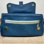 Sac à main femme en cuir écologique. Couleur bleu canard. Format pochette compacte. Porté bandoulière. Sac ouvert, poche zippée.
