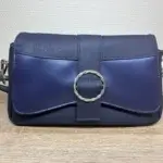 Sac à main femme en liège végétalien. Couleur bleu marine et empiècement noir piqué brillant. Format pochette compacte. Porté bandoulière. Vue avant.