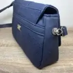 Sac à main femme en liège végétalien. Couleur bleu marine et empiècement noir piqué brillant. Format pochette compacte. Porté bandoulière. Arrière du sac.