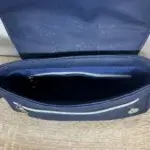 Sac à main femme en liège végétalien. Couleur bleu marine et empiècement noir piqué brillant. Format pochette compacte. Porté bandoulière. Intérieur du sac.