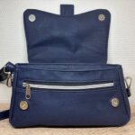 Sac à main femme en liège végétalien. Couleur bleu marine et empiècement noir piqué brillant. Format pochette compacte. Porté bandoulière. Sac ouvert, poche zippée.