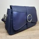 Sac à main femme en liège végétalien. Couleur bleu marine et empiècement noir piqué brillant. Format pochette compacte. Porté bandoulière. profil du sac