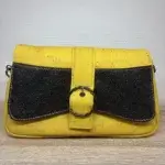Sac à main femme en liège végétalien. Couleur jaune et empiècement noir motif grainé brillant Format pochette compacte. Porté bandoulière. Vue avant
