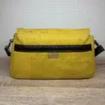 Sac à main femme en liège végétalien. Couleur jaune et empiècement noir motif grainé brillant Format pochette compacte. Porté bandoulière. Arrière du sac.