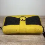 Sac à main femme en liège végétalien. Couleur jaune et empiècement noir motif grainé brillant Format pochette compacte. Porté bandoulière.