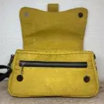 Sac à main femme en liège végétalien. Couleur jaune et empiècement noir motif grainé brillant Format pochette compacte. Porté bandoulière. Vue ouvert et poche zippée.