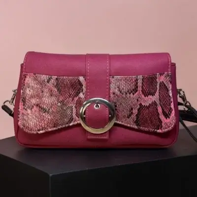 Sac à main femme en cuir écologique. Couleur rose. Format pochette compacte. Porté bandoulière. Empiècement effet peau de serpent.