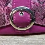 Sac à main femme en cuir écologique. Couleur vert. Format pochette compacte. Porté bandoulière. Empiècement effet peau de serpent. Boucle argenté.