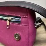 Sac à main femme en cuir écologique. Couleur vert. Format pochette compacte. Porté bandoulière. Empiècement effet peau de serpent. Détails.