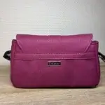 Sac à main femme en cuir écologique. Couleur vert. Format pochette compacte. Porté bandoulière. Empiècement effet peau de serpent. Dos du sac.