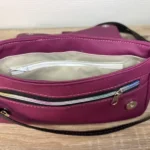 Sac à main femme en cuir écologique. Couleur vert. Format pochette compacte. Porté bandoulière. Empiècement effet peau de serpent. Intérieure du sac, poche intérieure zippée.