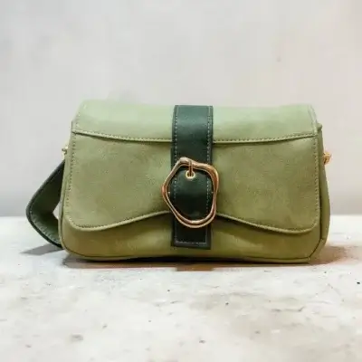 Sac à main femme en cuir écologique. Couleur vert. Format pochette compacte. Porté bandoulière.