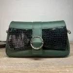 Sac à main femme en cuir écologique. Couleur vert.Forma pochette compacte. Porté bandoulière. Empiècement effet croco. Fermoir décoratif rond